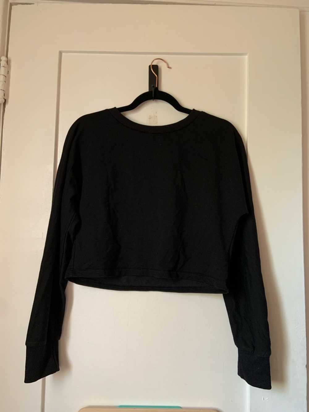 Cropped Black Long-Sleeve Crewneck Sweatshirt